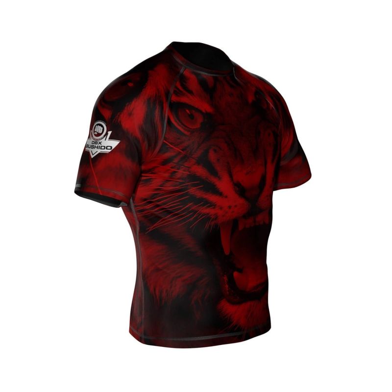 The "Leone" compression Rashguard shirt is made of DBX MORE DRY M material.