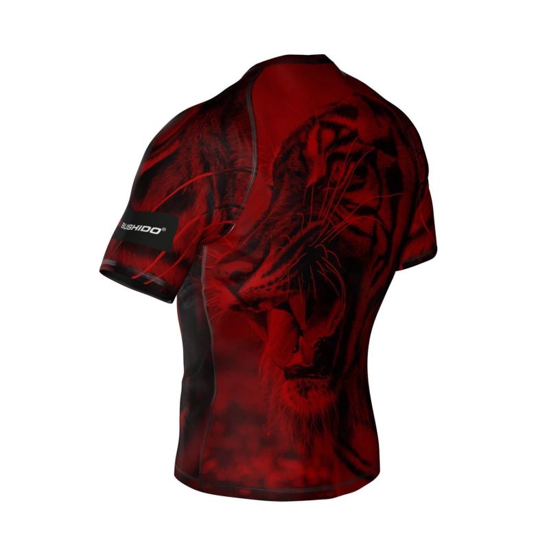 The "Leone" compression Rashguard shirt is made of DBX MORE DRY M material.